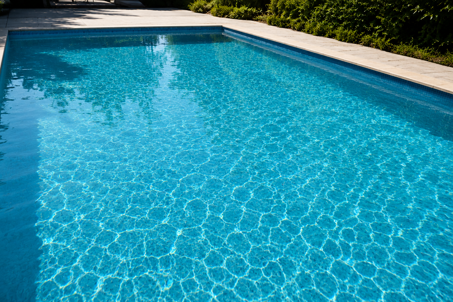 Piscine après nettoyage AZURYA, eau cristalline